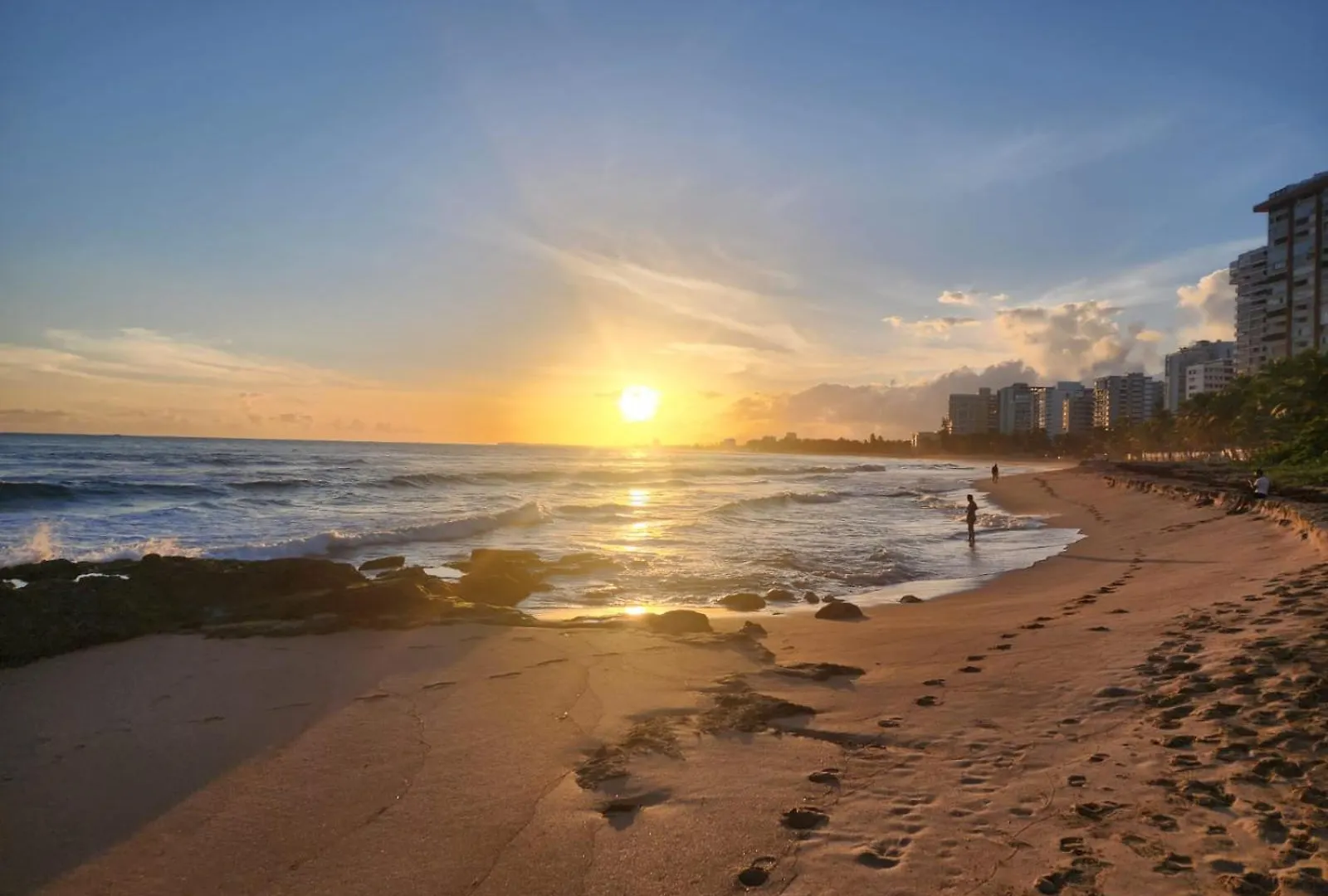 Breathtaking 3-Br Beachside Apt San Juan Apartment